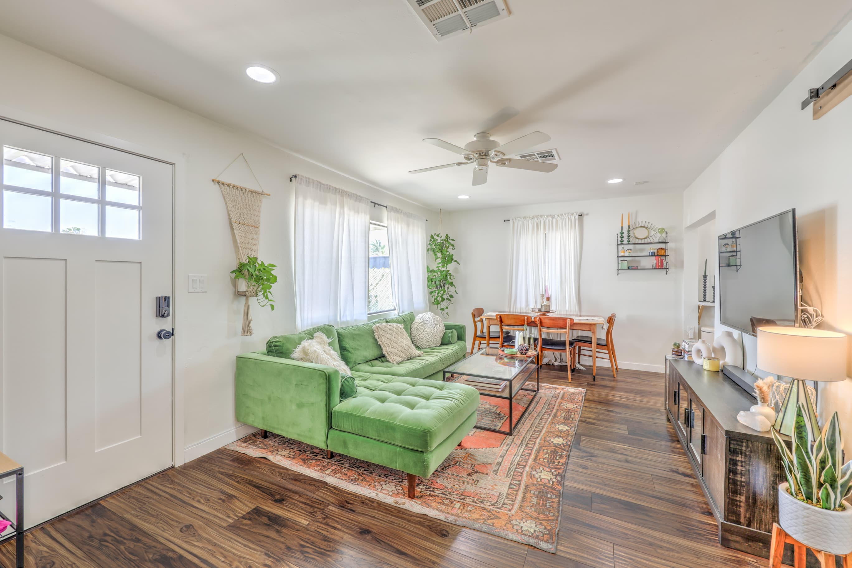 Fully Furnished Charming Bungalow 2