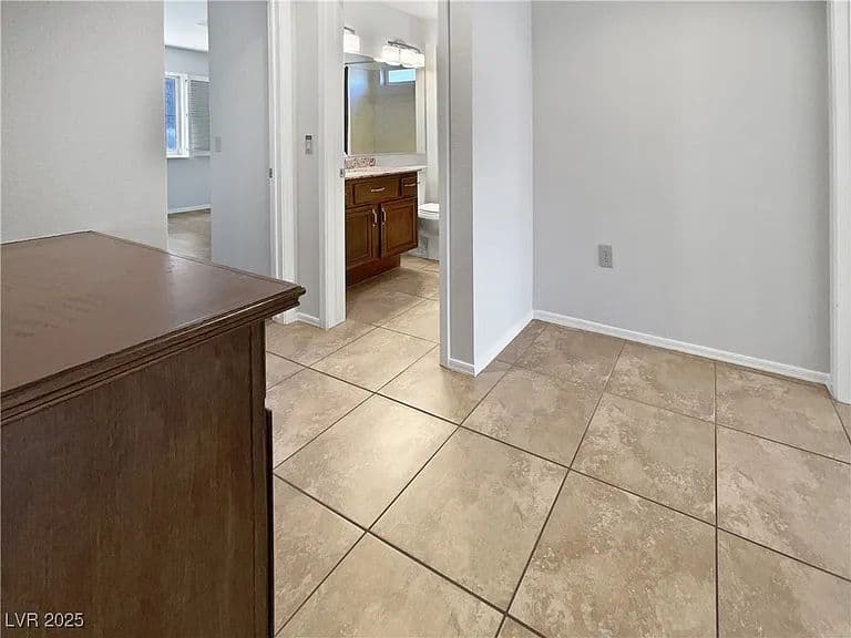 Spacious 2 Bed, 2 Bath House — Move 5