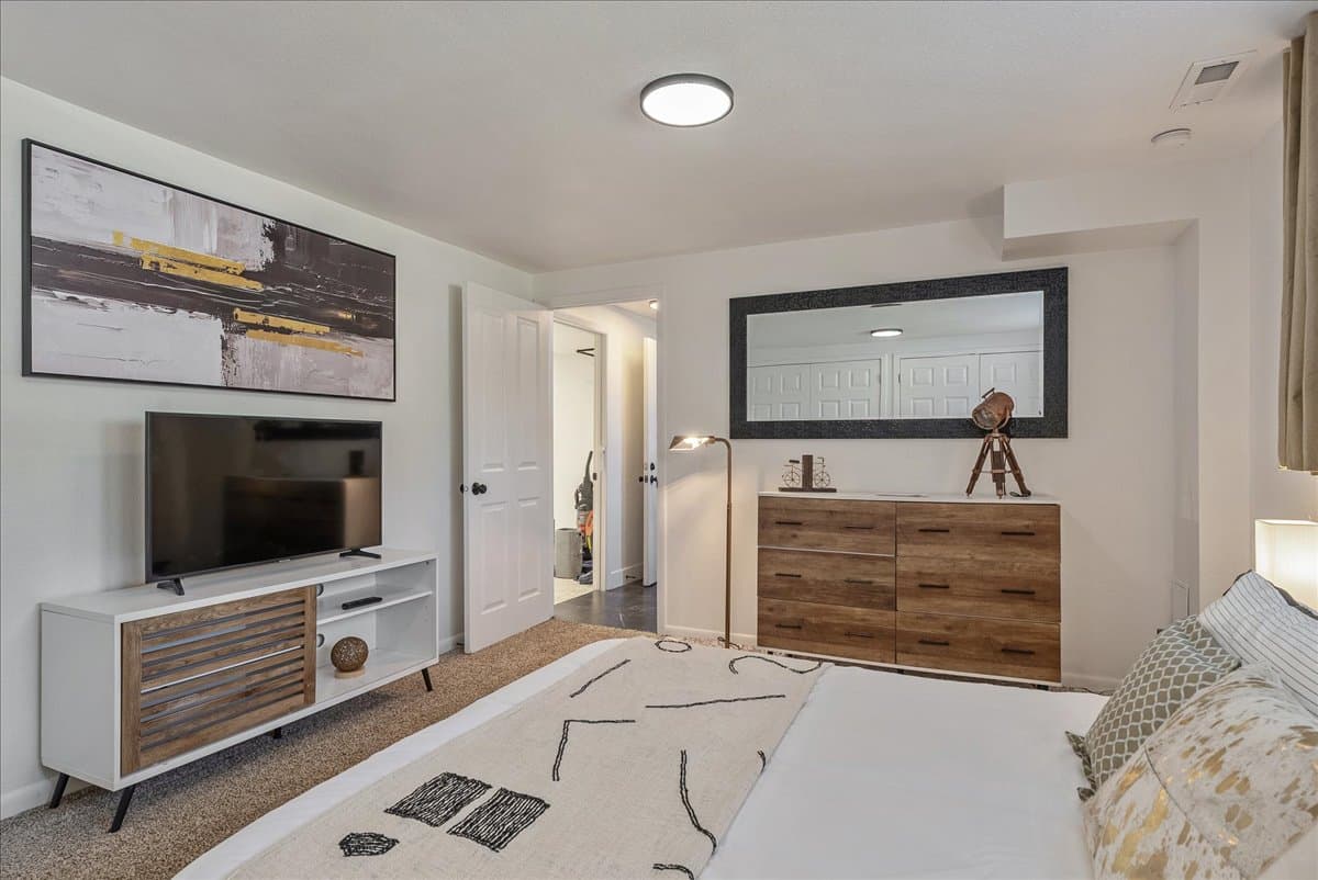 Spacious Furnished 4B with Lounge 4