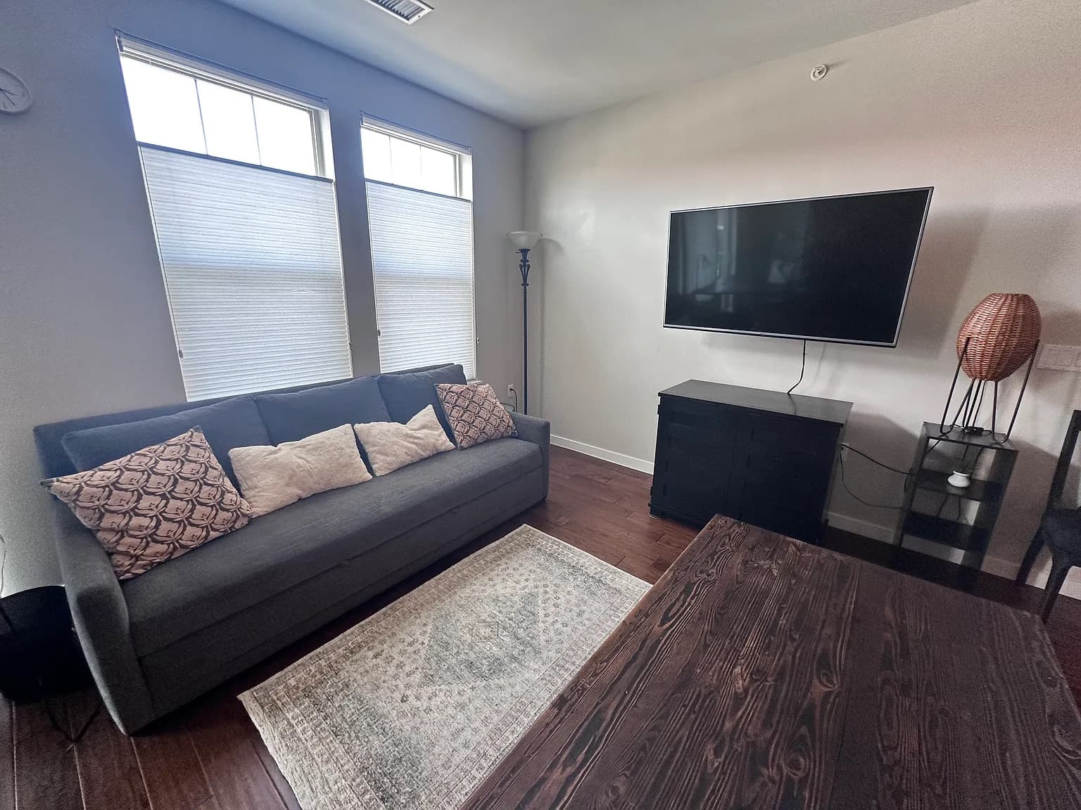 Immaculate Top-Floor Furnished Flat 5