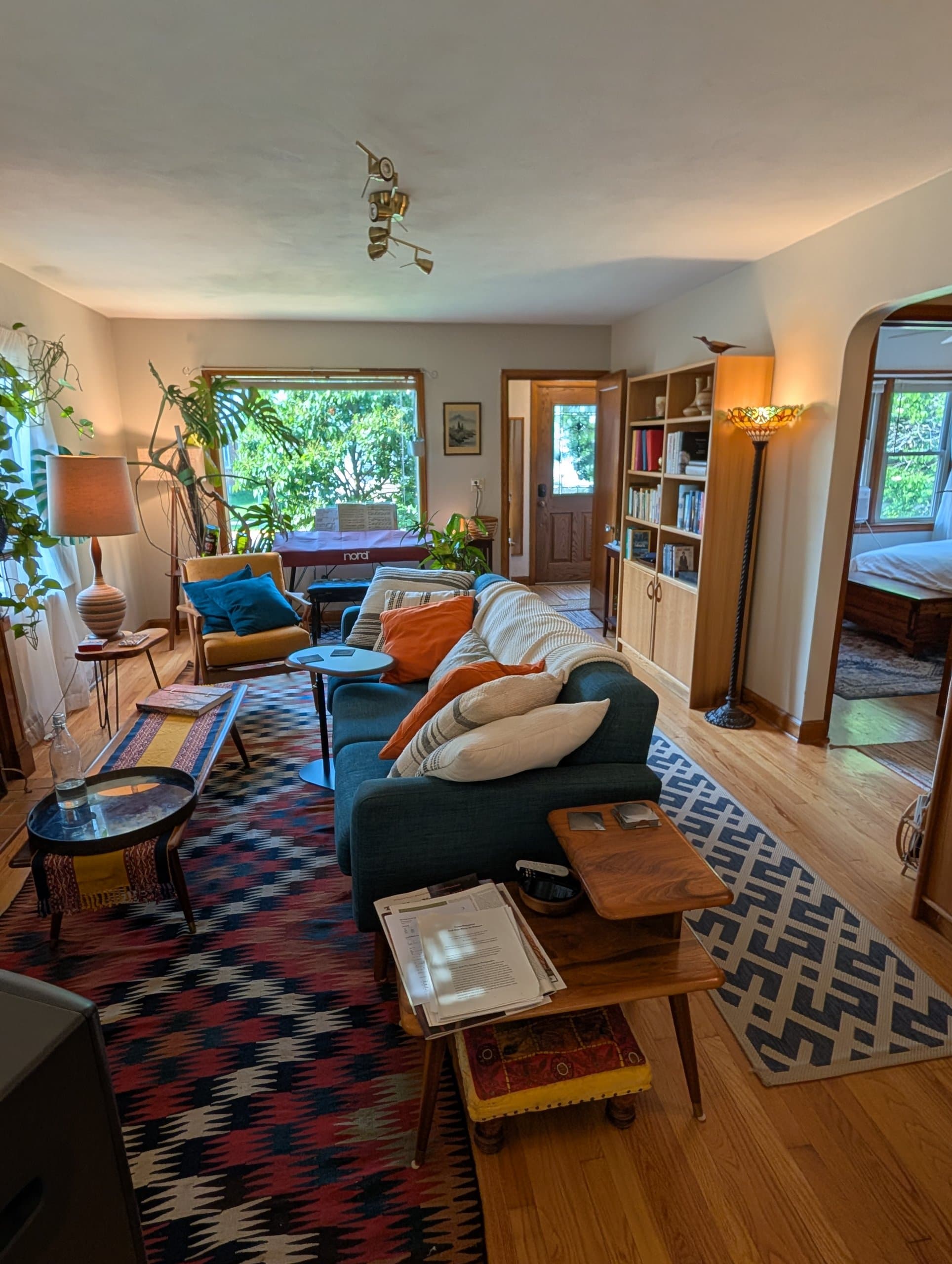 Sunny furnished 2BR flat in Atwood