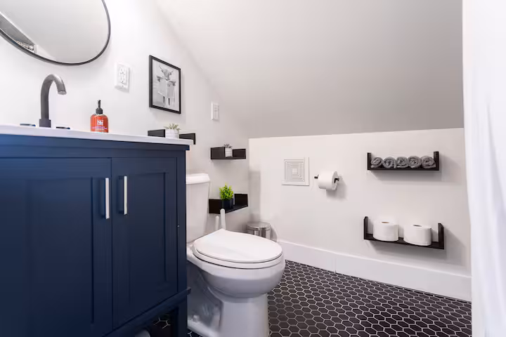 Private Rm | Mini Fridge, TV & Desk 4