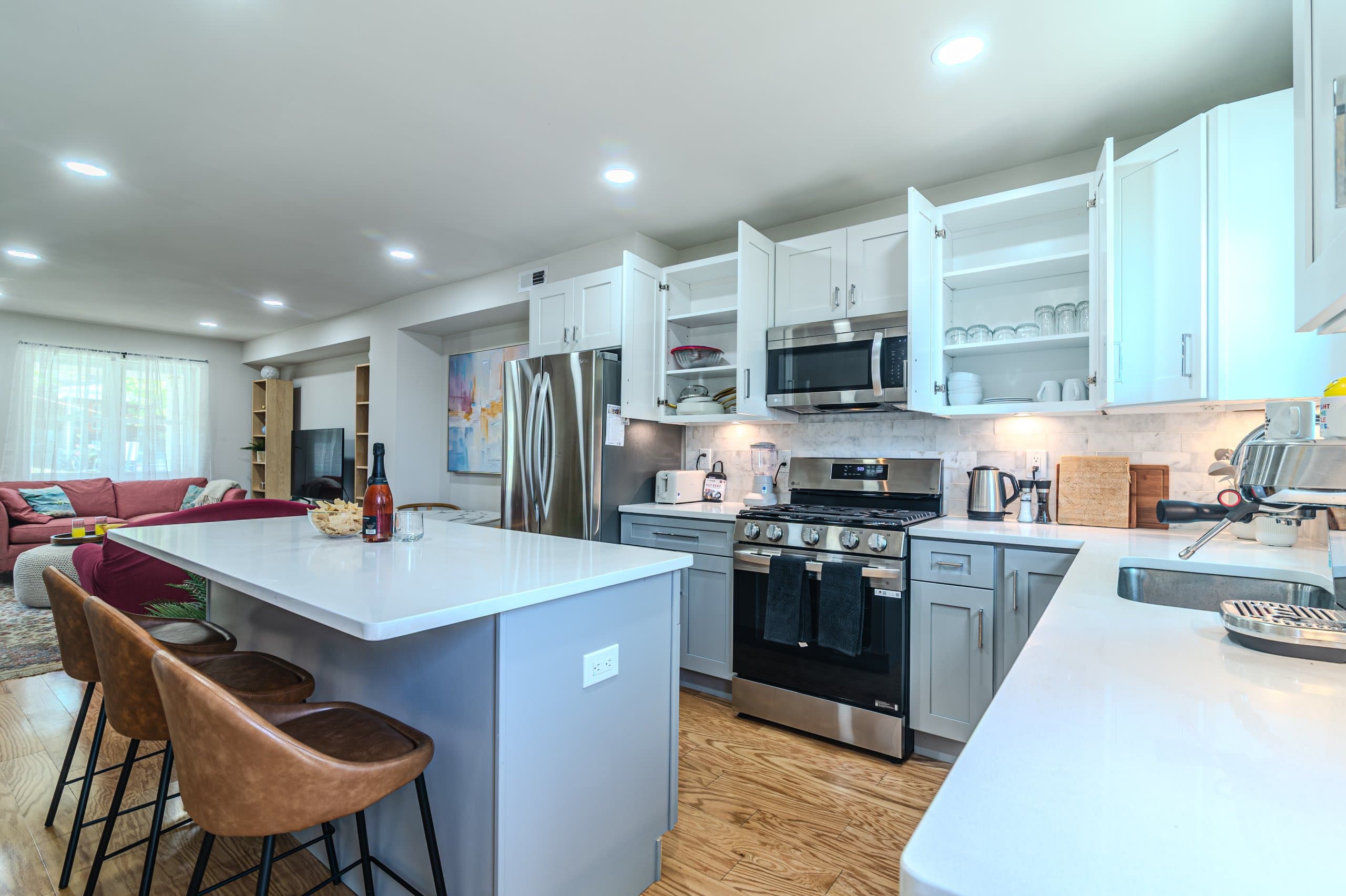 Modern Furnished 2-level 2BD 2.5 BA 2