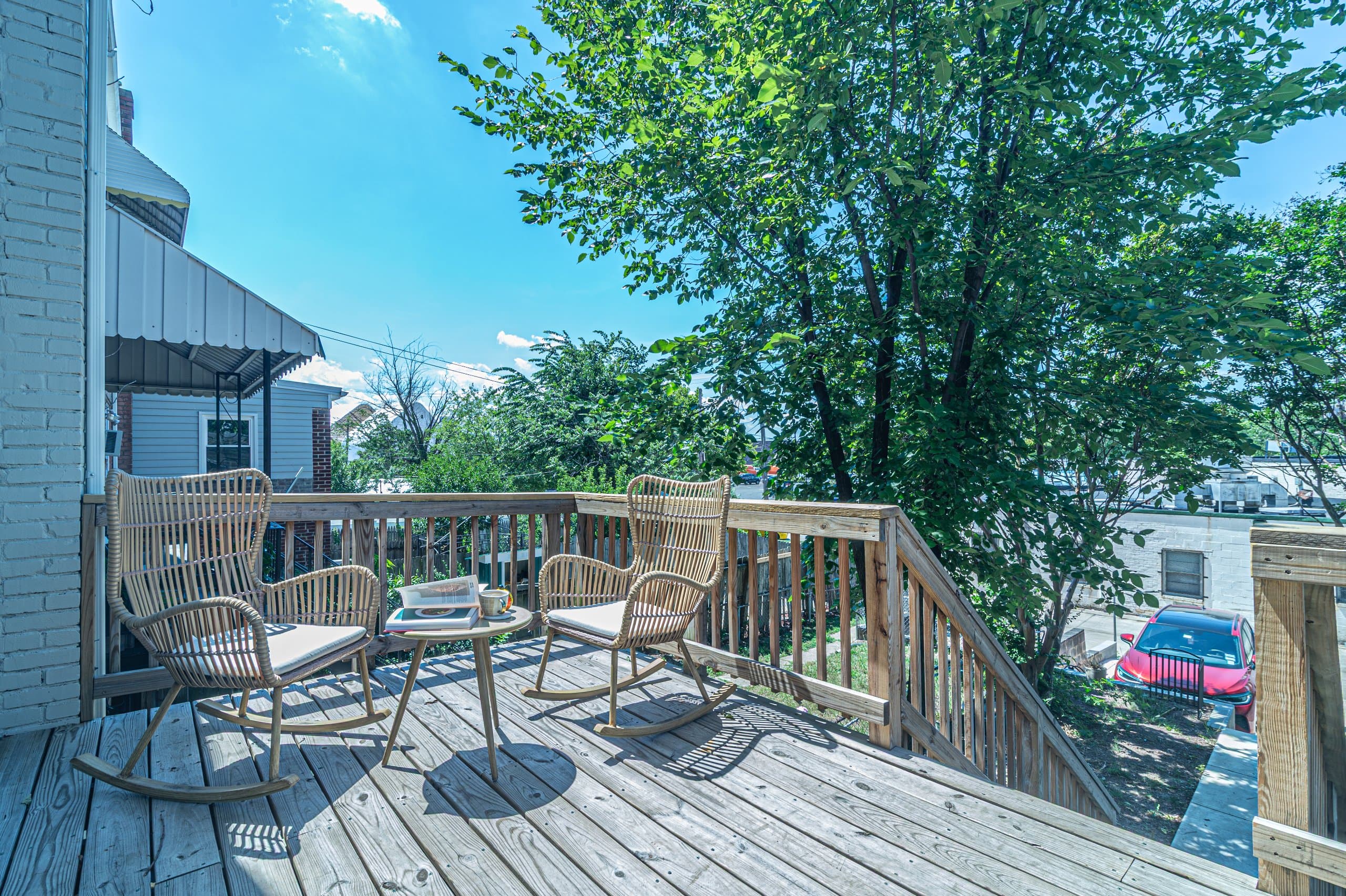 Modern Furnished 2-level 2BD 2.5 BA 3
