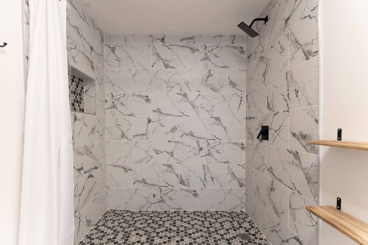 Private Room w/ Own Entry + Fridge 4