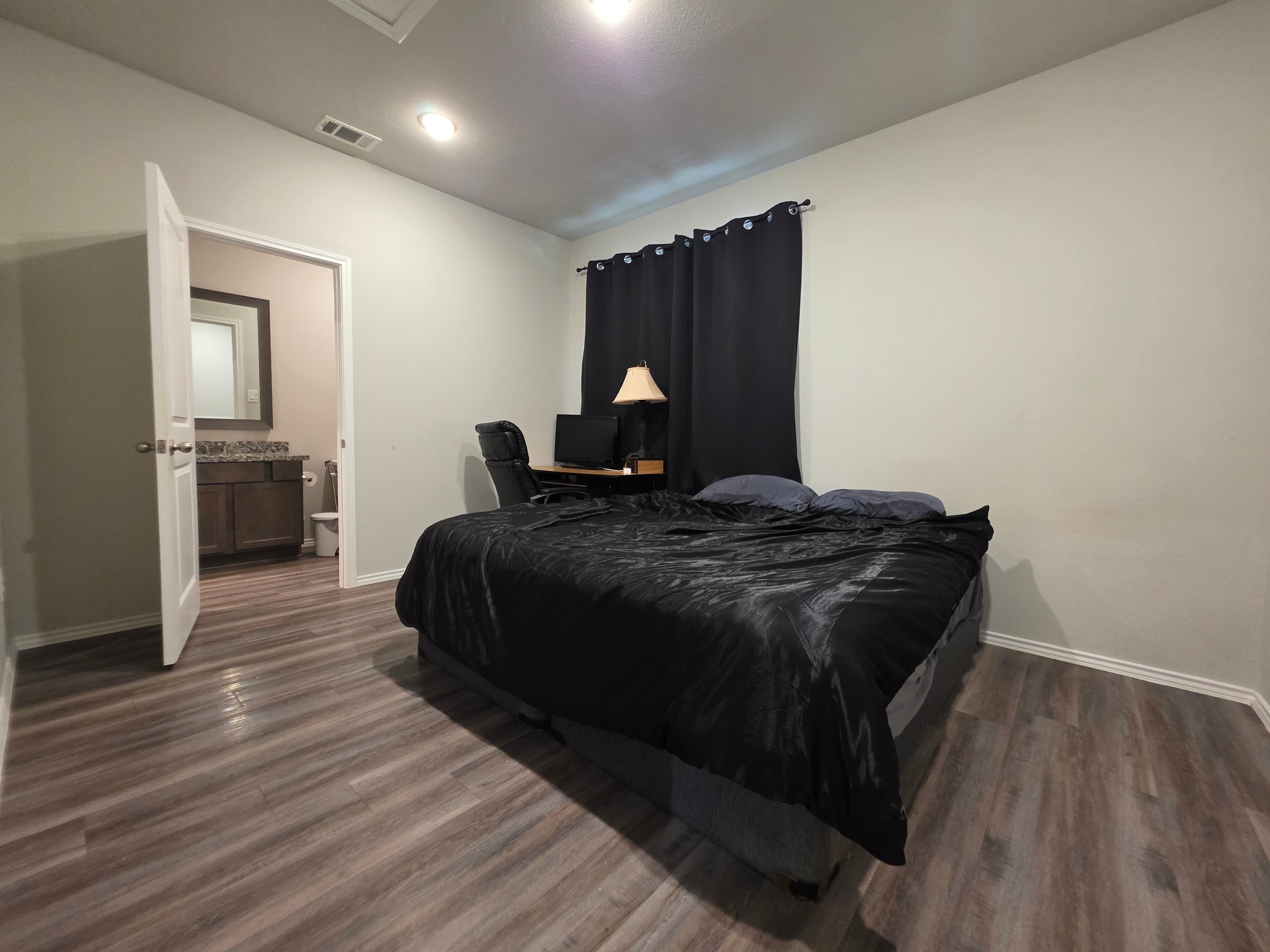 ​Lake Conroe Retreat: Peace & Fun 4