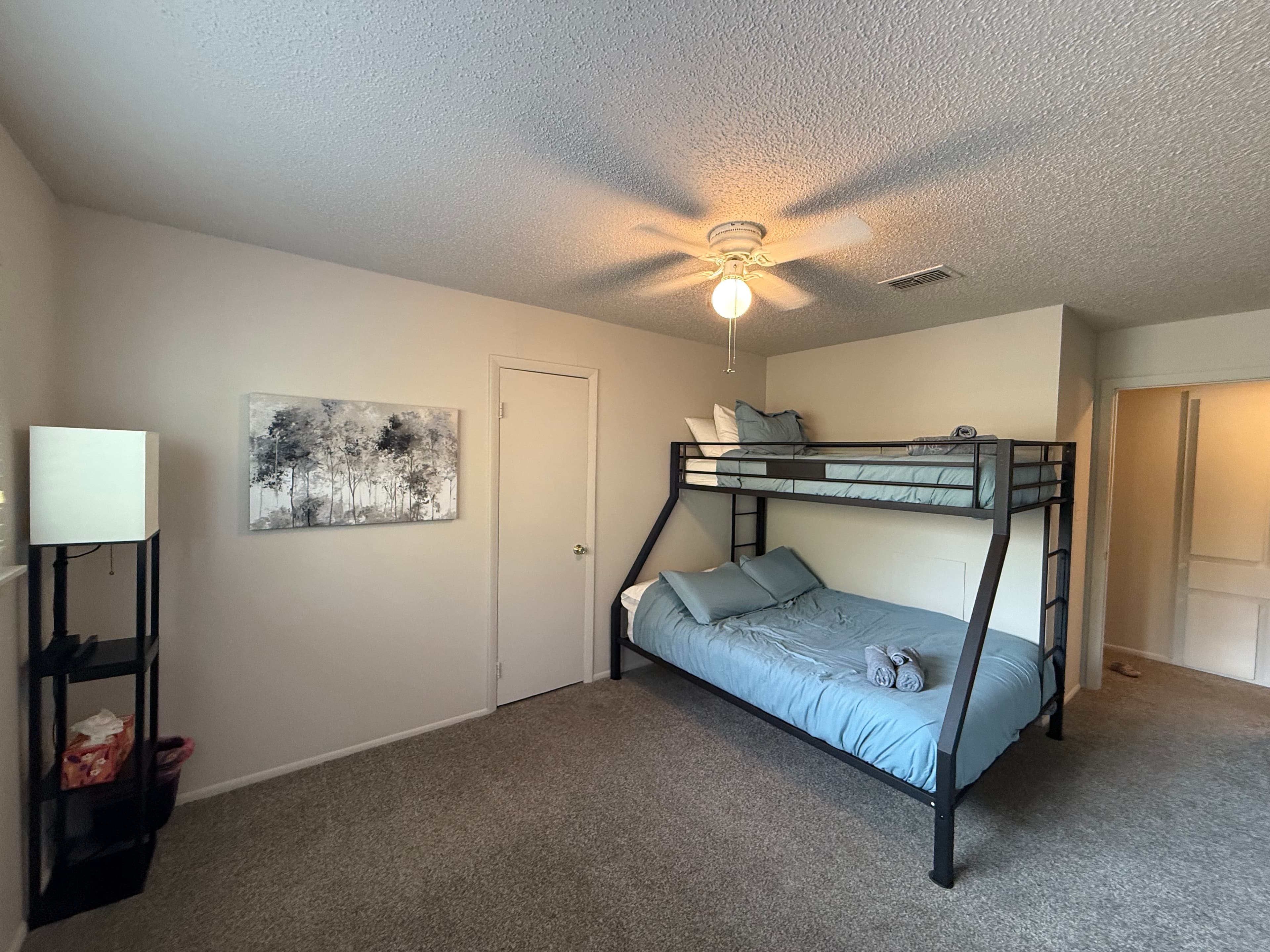 Quiet Condo with balcony and pool. 3