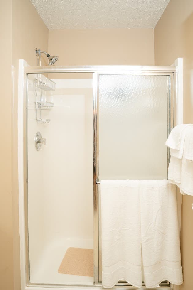 Private en-Suite in Spacious Home 4