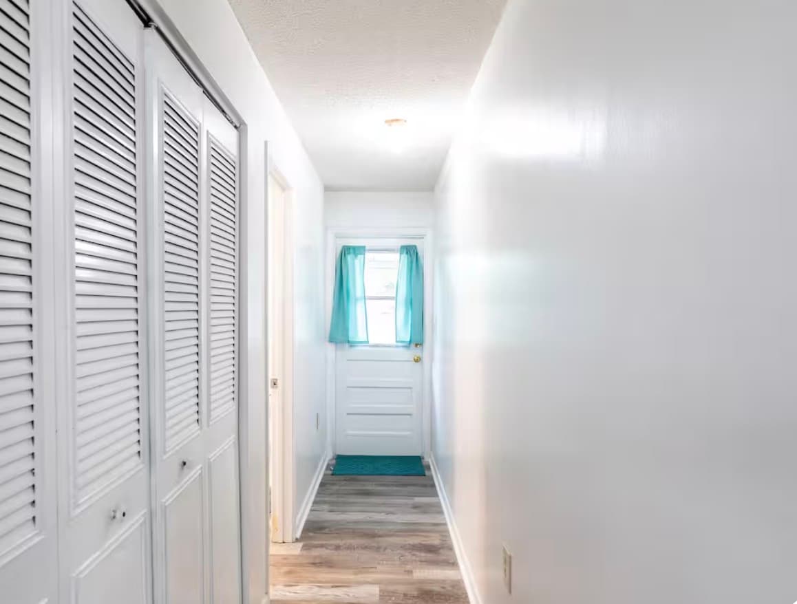 Fully Furnished 2BR Lakeland Home  3