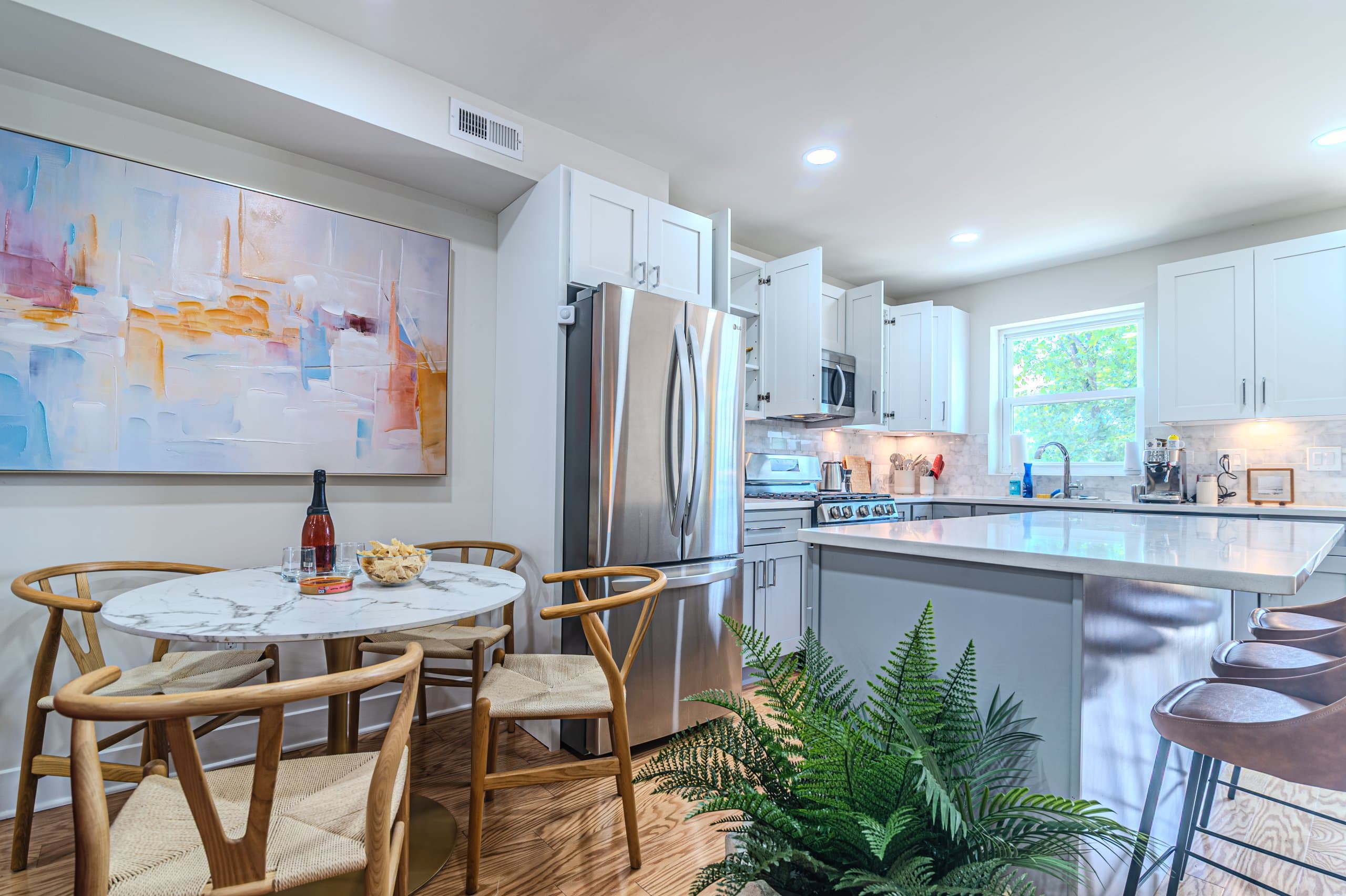 Modern Furnished 2-level 2BD 2.5 BA 5