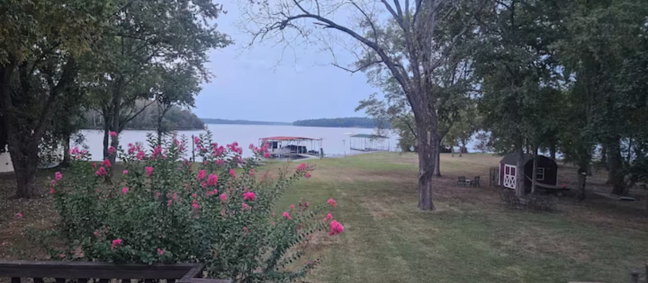 Private master suite by the lake 