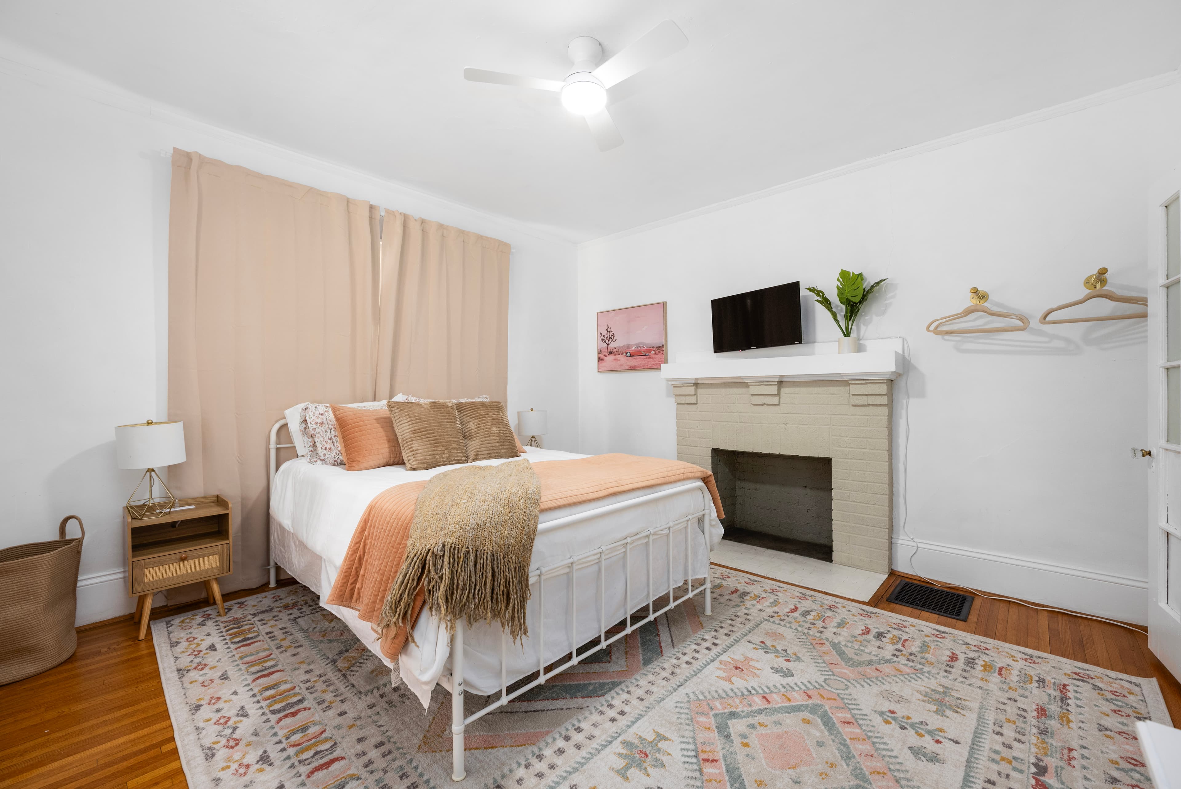 Cozy Modern Farmhouse Near Uptown 4