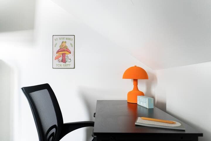 Private Rm | Mini Fridge, TV & Desk 3